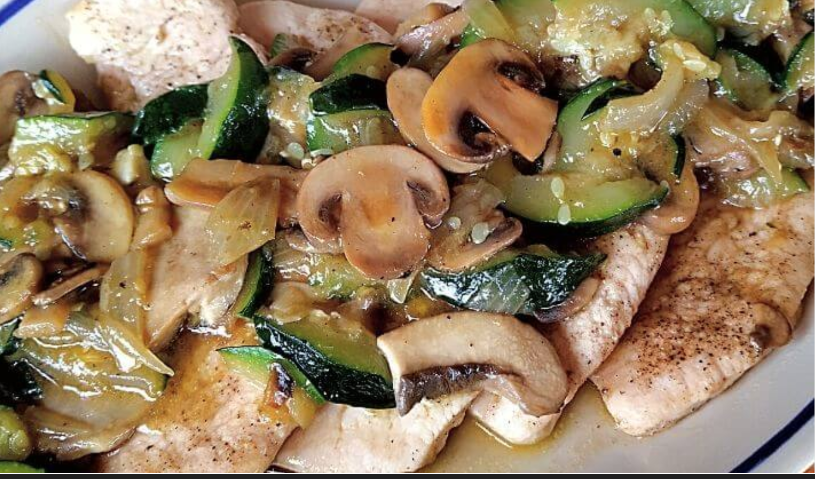 Filetes de pollo con verduras y yogur de fresa helado.